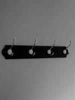 Knager�kke m. 4 store forkromede knager p� sort, profileret tr�br�t.