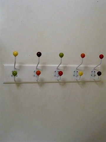 Knager�kke m. 5 hvide knager m. flerfarvede porcel�nsknopper p� hvidt, profileret tr�br�t - ( incl. skruer og plugs ).
