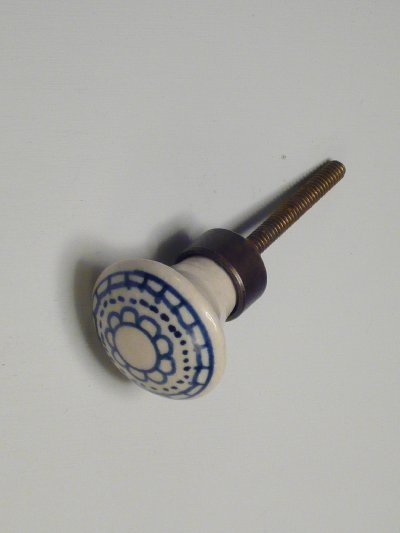 Hvid porcelænsknop m. håndmalet blåt mønster, mellemstor.
