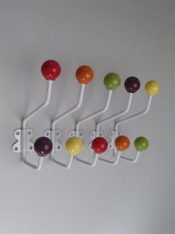 5 stk. hvidlak. jernknager m. flerfarvede porcel�nsknopper - ( incl. skruer og plugs ). 