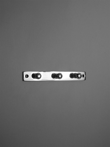 Knager�kke m. 3 sm� knopper, blank aluminium.