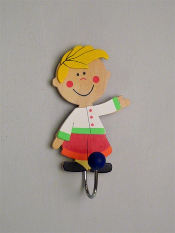 Dreng - b�rneknage m. 1 forkromet krog, malet tr� m. oph�ngsbeslag p� bagsiden.