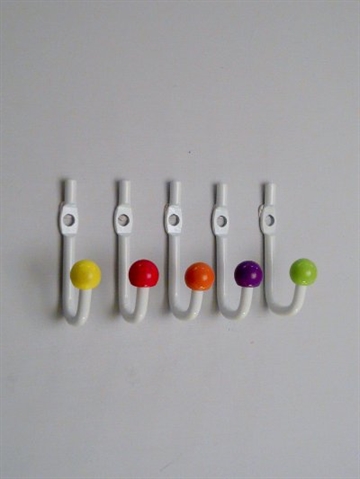 Hvidlak. s�t sm� jernkroge m. flerfarvede porcel�nsknopper - ( incl. skruer og plugs ).
