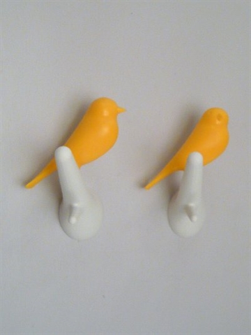 Hook Sparrow - knages�t, h�rd plast, 2 stk gul/hvid i s�d �ske - ( incl. monteringsvejledning, skruer og plugs ). F�S NU MED SORT GREN - hvis det �nskes, skriv det som kundenotat.   