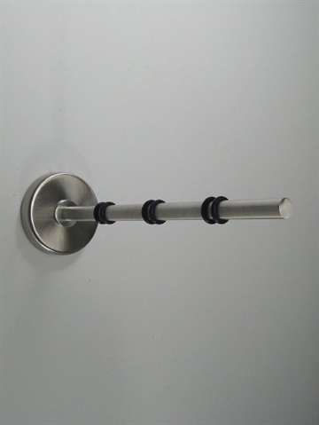 B�jlestang m. sorte gummi stopringe, rustfrit mat b�rstet st�l - ( incl. skrue og plug ).