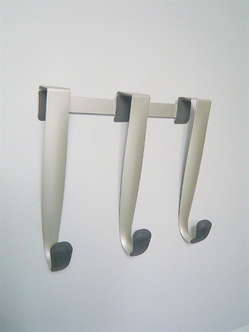Schnook - h�nge over d�r knager�kke m. 3 kroge og sorte gummispidser, design Thea Yuzyk, mat b�rstet krom.