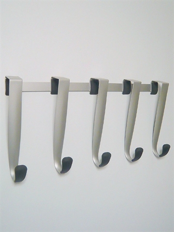 Schnook - h�nge over d�r knager�kke m. 5 kroge og sorte gummispidser, design Thea Yuzyk, mat b�rstet krom.