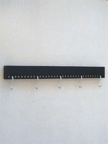 So - hooked knager�kken ( 90 cm. ) design Suzanne Potts fra Nomess, silkemat sort tr�, fungerer ogs� som hylde, inkl. 5 alu. mat s�lv kroge, skruer og plugs ( extra 5 stk krogs�t kan k�bes).