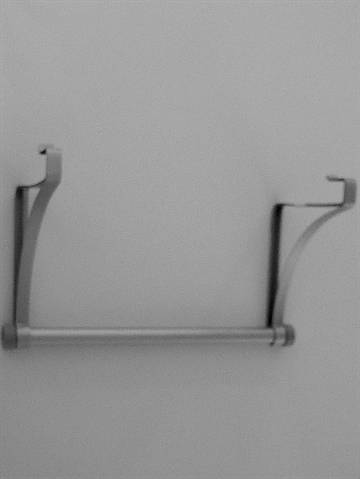 H�nge over d�r b�jlestang, design David Quan, mat aluminium