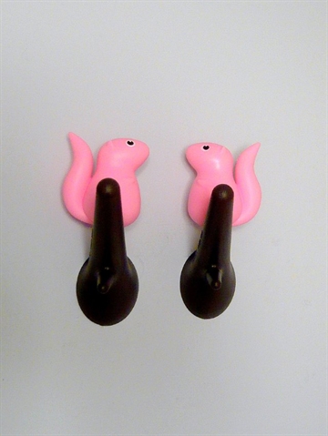 Hook Squirrel - knages�t, h�rd plast, 2 stk pink/brun i s�d �ske - ( incl. monteringsvejledning, skruer og plugs ). 