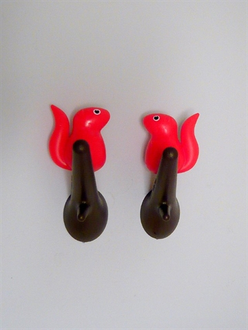 Hook Squirrel - knages�t, h�rd plast, 2 stk r�d/brun i s�d �ske - ( incl. monteringsvejledning, skruer og plugs ). 