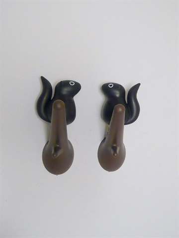 Hook Squirrel - knages�t, h�rd plast, 2 stk sort/brun i s�d �ske - ( incl. monteringsvejledning, skruer og plugs ). 