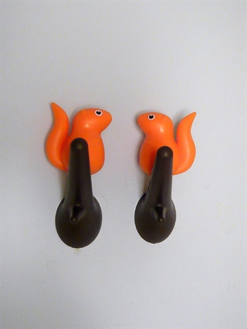 Hook Squirrel - knages�t, h�rd plast, 2 stk orange/brun i s�d �ske - ( incl. monteringsvejledning, skruer og plugs ). 