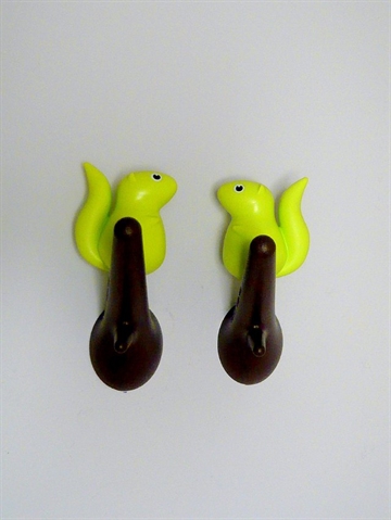 Hook Squirrel - knages�t, h�rd plast, 2 stk gr�n/brun i s�d �ske - ( incl. monteringsvejledning, skruer og plugs ). 