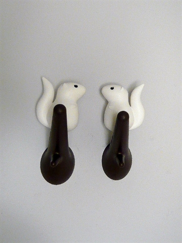 Hook Squirrel - knages�t, h�rd plast, 2 stk hvid/brun i s�d �ske - ( incl. monteringsvejledning, skruer og plugs ). 