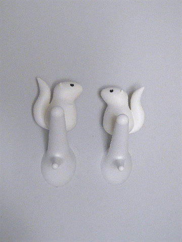 Hook Squirrel - knages�t, h�rd plast, 2 stk hvid/hvid i s�d �ske - ( incl. monteringsvejledning, skruer og plugs ). 