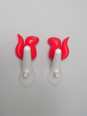 Hook Squirrel - knages�t, h�rd plast, 2 stk r�d/hvid i s�d �ske - ( incl. monteringsvejledning, skruer og plugs ). 