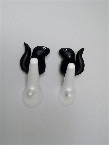 Hook Squirrel - knages�t, h�rd plast, 2 stk sort/hvid i s�d �ske - ( incl. monteringsvejledning, skruer og plugs ). 