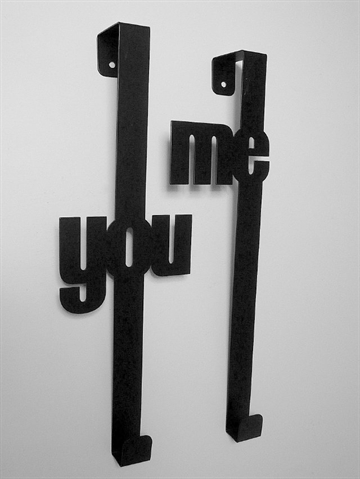 You and me - h�nge over d�r knages�t, sortlakeret metal.