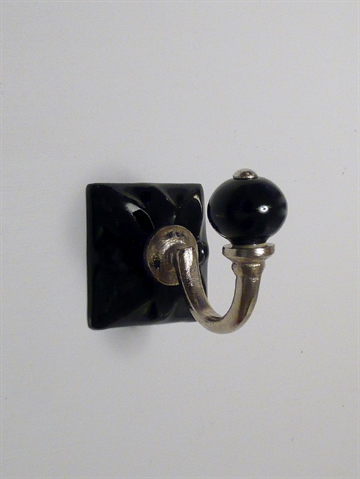 Forkromet knage m. sort porcel�nsplade og sort knop.