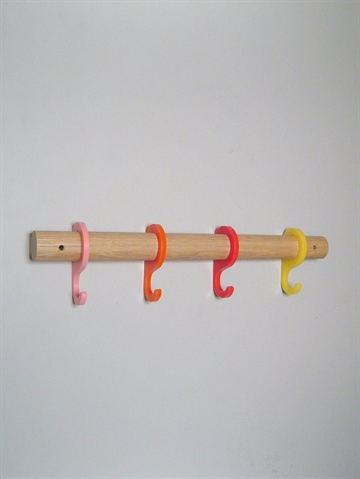 Rainbow knager�kken, design Lotte Fynboe, egetr� m. 4 akrylkroge i klare r�dlige farver - ( incl. 2 hvide skruer ).
