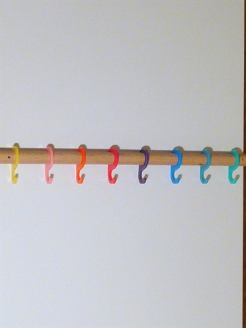 Rainbow knager�kken, design Lotte Fynboe, egetr� m. 8 akrylkroge i klare r�dlige og bl�lige farver - ( incl. 2 hvide skruer ).