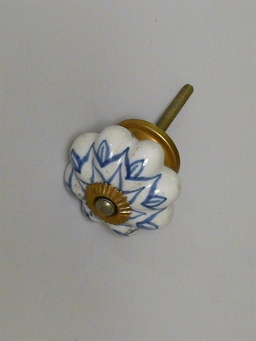 Hvid porcel�nsknop m. riller, bl�t m�nster og forgyldt metal, stor.