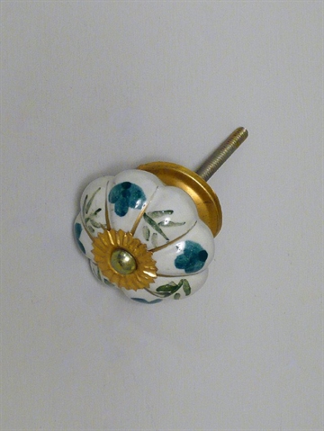Hvid porcel�nsknop m. riller, gr�nt/bl�t m�nster og forgyldt metal, stor.