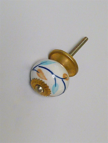 Hvid porcel�nsknop m. bl�t og lysebrunt h�ndmalet m�nster og forgyldt metal, stor.