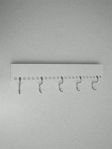 So - hooked knager�kken ( 60 cm. ), design Suzanne Potts fra Nomess,  hvidlakeret tr�, fungerer ogs� som hylde, inkl. 5 alu. mat s�lv kroge, skruer og plugs ( extra 5 stk krogs�t kan k�bes).