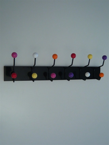 Knager�kke m. 5 knager og flerfarvede massive plastikknopper, sortlakeret st�l. 