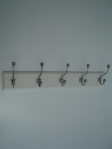 Knager�kke m. 5 store rustik fortinnede knager p� hvidt, profileret tr�br�t.