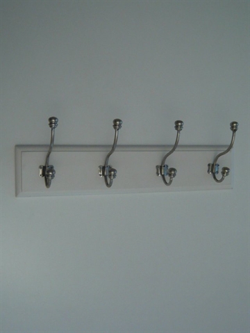 Knager�kke m. 4 store rustik fortinnede knager p� hvidt, profileret tr�br�t.