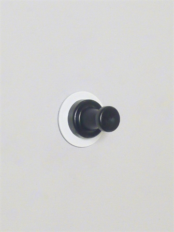 St�rk magnet knage m. selvkl�bende hvidlak. metalplade, sorte.