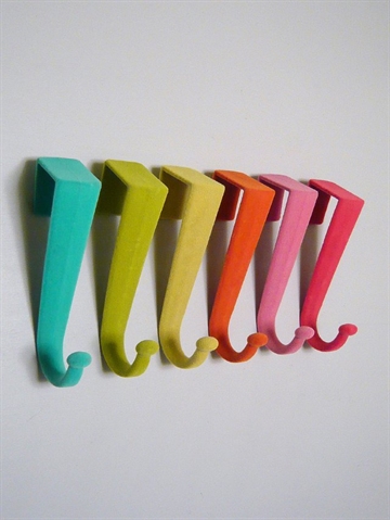 Velourbekl�dt plastik knages�t i 6 forskellige farver, til at h�nge over d�r. 