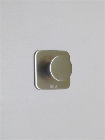 BB design - firkant knage m. runde hj�rner og knop, mat b�rstet krom, st�rkt selvkl�bende ( egnet til glatte, faste, rene flader ).