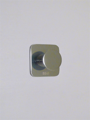 BB design - firkant knage m. runde hj�rner og knop, blank krom, st�rkt selvkl�bende ( egnet til glatte, faste, rene flader ).