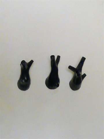 3 sm� kvist knager, design Jorine Oosterhoff, sortlak. polystone og metal m. indst�bte skruer ( incl. plugs ).