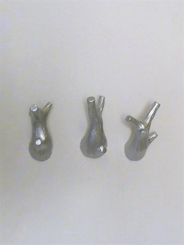 3 sm� kvist knager, design Jorine Oosterhoff, s�lvlak. polystone og metal m. indst�bte skruer ( incl. plugs ).