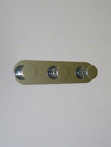 BB design - oval knager�kke m. 3 knopper, blank krom, st�rkt selvkl�bende ( egnet til glatte, faste, rene flader ).