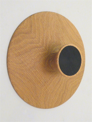 Nipple knagen, design Hans Sandgren Jacobsen, drejet egetr� m. hals til b�jle og sort silketryk p� knoppen, stor.
