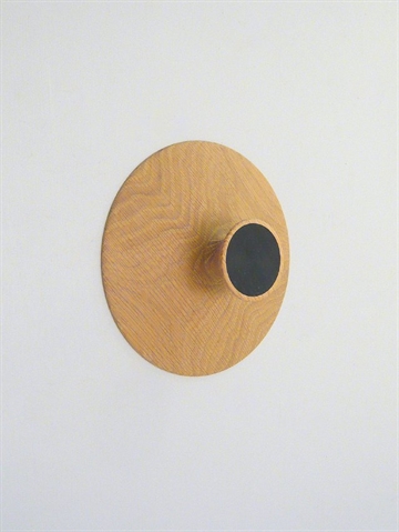 Nipple knagen, design Hans Sandgren Jacobsen, drejet egetr� m. hals til b�jle og sort silketryk p� knoppen, lille.