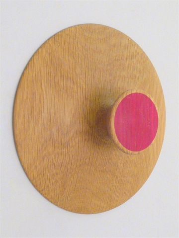 Nipple knagen, design Hans Sandgren Jacobsen, drejet egetr� m. hals til b�jle og r�dt silketryk p� knoppen, stor.
