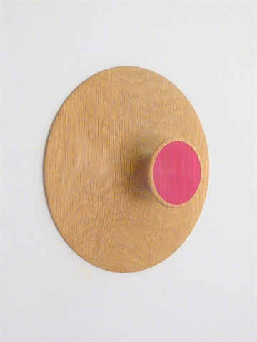Nipple knagen, design Hans Sandgren Jacobsen, drejet egetr� m. hals til b�jle og r�dt silketryk p� knoppen, mellemstr.