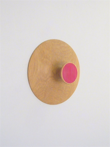 Nipple knagen, design Hans Sandgren Jacobsen, drejet egetr� m. hals til b�jle og r�dt silketryk p� knoppen, lille.