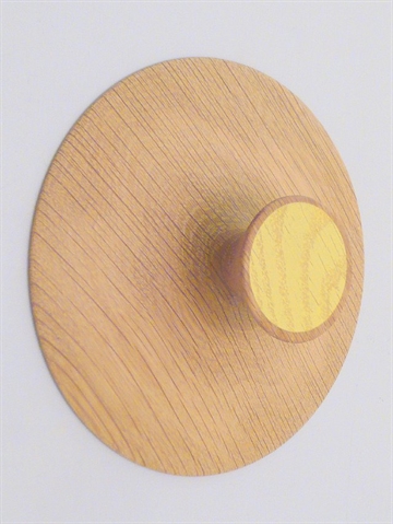 Nipple knagen, design Hans Sandgren Jacobsen, drejet egetr� m. hals til b�jle og gult silketryk p� knoppen, stor.