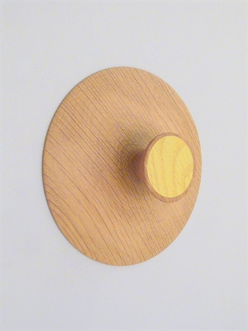 Nipple knagen, design Hans Sandgren Jacobsen, drejet egetr� m. hals til b�jle og gult silketryk p� knoppen, mellemstr.