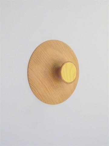 Nipple knagen, design Hans Sandgren Jacobsen, drejet egetr� m. hals til b�jle og gult silketryk p� knoppen, lille.