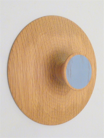 Nipple knagen, design Hans Sandgren Jacobsen, drejet egetr� m. hals til b�jle og bl�t silketryk p� knoppen, stor.