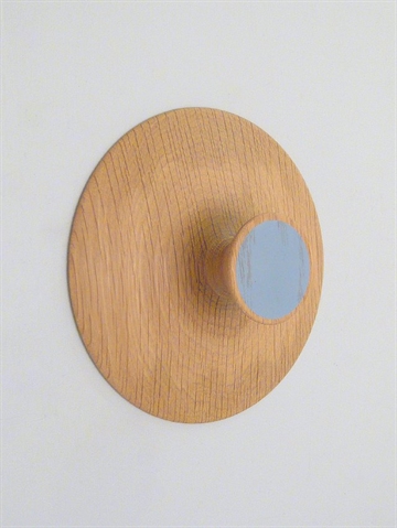 Nipple knagen, design Hans Sandgren Jacobsen, drejet egetr� m. hals til b�jle og bl�t silketryk p� knoppen, mellemstr.